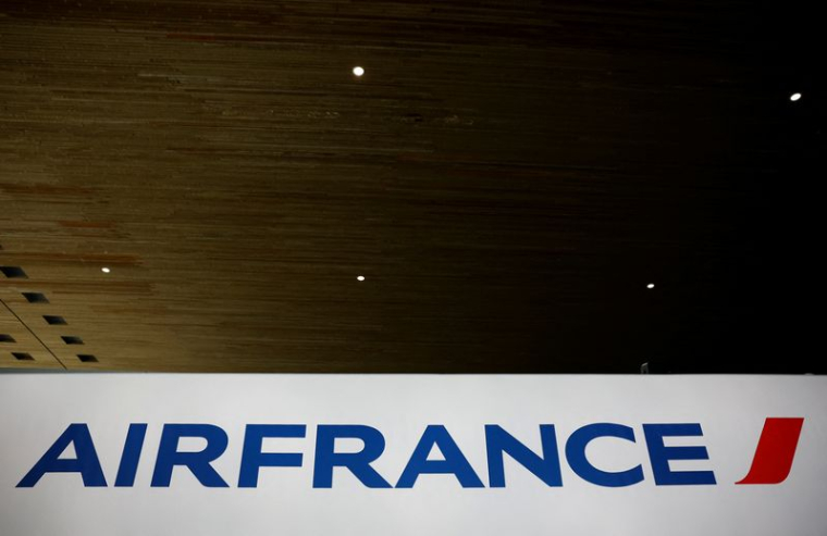 Le logo de la compagnie aérienne Air France à l'aéroport de Paris Charles de Gaulle