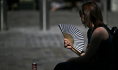 Une passante utilise un éventail dans les rues de Bordeaux pendant un épisode de canicule le 25 juin 2026 ( AFP / Christophe ARCHAMBAULT )