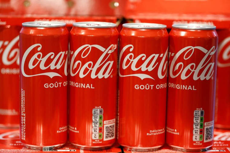 Des canettes de Coca-Cola sont exposées sur une étagère dans un supermarché au Bourget