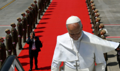 Photo prise et transmise le 12 juin 2026 par Vatican Media du pape Léon XIV montant à bord de son avion à l'aéroport de Los Rodeos, sur l'île de Ténérife, la plus grande île de l'archipel espagnol des Canaries   ( VATICAN MEDIA / Simone Risoluti )