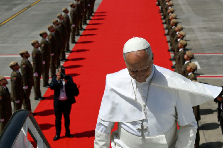 Photo prise et transmise le 12 juin 2026 par Vatican Media du pape Léon XIV montant à bord de son avion à l'aéroport de Los Rodeos, sur l'île de Ténérife, la plus grande île de l'archipel espagnol des Canaries   ( VATICAN MEDIA / Simone Risoluti )