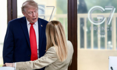 Le président américain Donald Trump parle avec la Première ministre italienne Giorgia Meloni au sommet du G7 à Evian, le 16 juin 2026 en France ( POOL / Evelyn Hockstein )