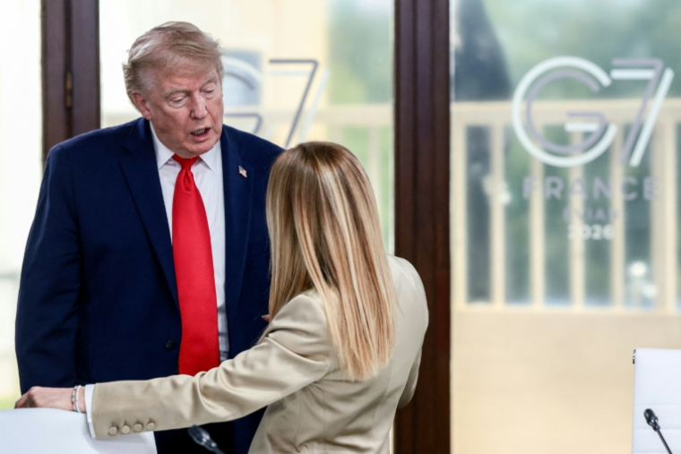 Le président américain Donald Trump parle avec la Première ministre italienne Giorgia Meloni au sommet du G7 à Evian, le 16 juin 2026 en France ( POOL / Evelyn Hockstein )