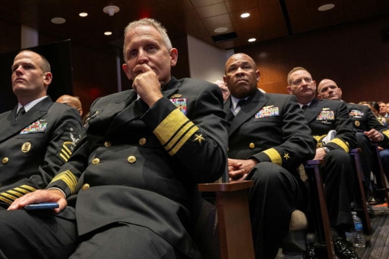 De hauts gradés américains écoutent un discours du président Donald Trump sur la base de Quantico (Virginie), le 30 septembre 2025 ( AFP / Jim WATSON )