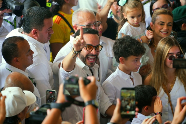 Le candidat à la présidence de la Colombie, Abelardo de la Espriella, salue ses partisans à son arrivée au bureau de vote lors de l'élection présidentielle, à Barranquilla, en Colombie, le 31 mai 2026 ( AFP / Vanessa ROMERO )