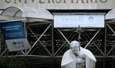 Une statue du pape Jean-Paul II devant l'hôpital Gemelli où le pape François est hospitalisé pour une bronchite, le 17 février 2025 à Rome   ( AFP / Filippo MONTEFORTE )