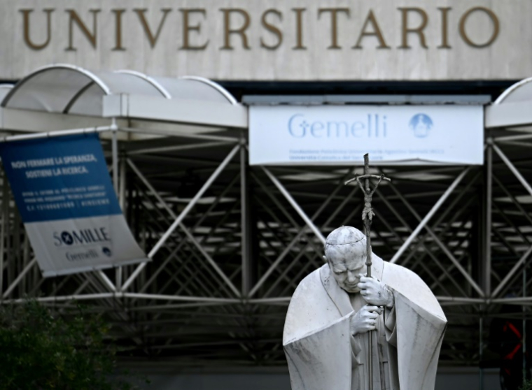 Une statue du pape Jean-Paul II devant l'hôpital Gemelli où le pape François est hospitalisé pour une bronchite, le 17 février 2025 à Rome   ( AFP / Filippo MONTEFORTE )