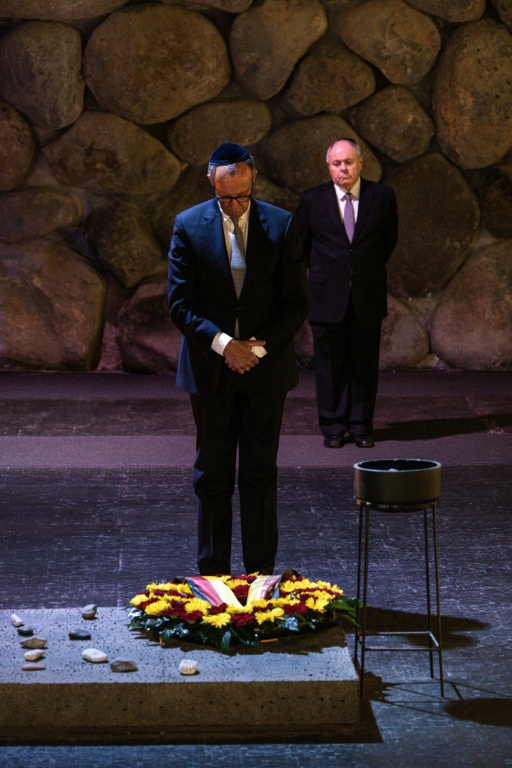Le chancelier allemand Friedrich Merz se recueille au mémorial de la Shoah, Yad Vashem, le 7 décembre 2025 ( POOL / JOHN WESSELS )