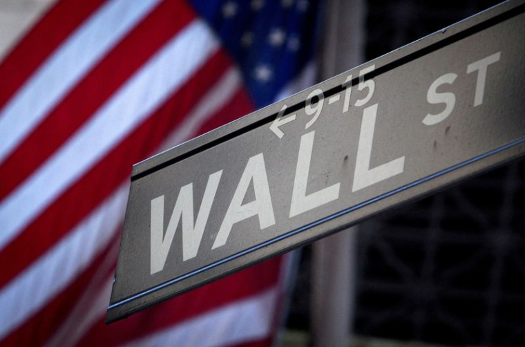 Un panneau indiquant Wall Street devant la Bourse de New York