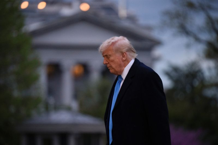 Le président américain Trump retourne à la Maison Blanche à Washington