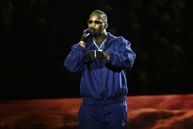 Le rappeur français SDM se produit au Parc des Princes avant une rencontre entre le PSG et l'OM, le 16 mars 2025 à Paris ( AFP / JULIEN DE ROSA )