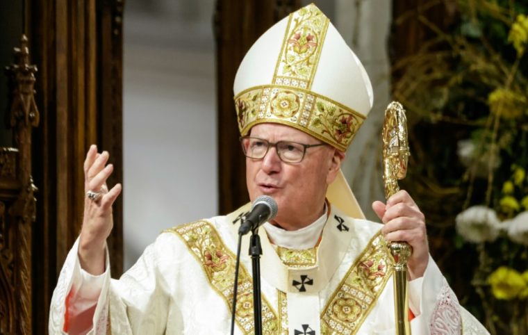 Le cardinal américain Timothy Dolan lors d'une messe en l'honneur du défunt pape François à la cathédrale Saint-Patrick de New York , le 22 avril 2025 ( AFP / kena betancur )