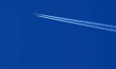 Contre les traînées de condensation qui strient le ciel de blanc et qui réchauffent l'atmosphère, l'aviation peut mieux faire ( AFP / Paul ELLIS )