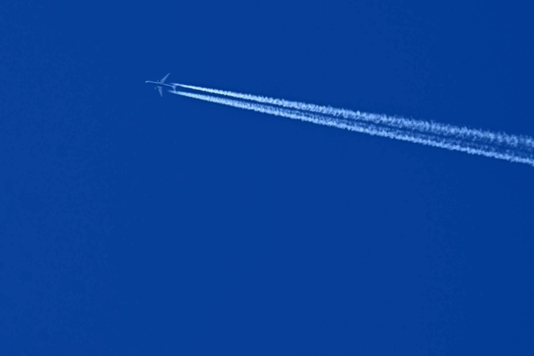 Contre les traînées de condensation qui strient le ciel de blanc et qui réchauffent l'atmosphère, l'aviation peut mieux faire ( AFP / Paul ELLIS )