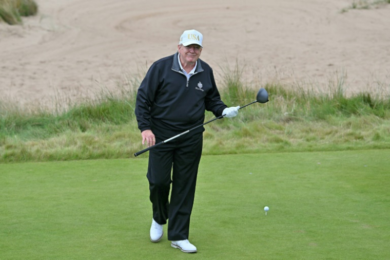 Le président américain Donald Trump sur le green pour inaugurer officiellement le parcours Trump International Golf Links à Balmedie, au nord-est de l'Écosse, le 29 juillet 2025 ( AFP / ANDY BUCHANAN )