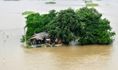 Un abri de fortune partiellement submergé tandis que le débordement du fleuve Gange a inondé la région de Raghopur, dans le district de Vaishali, au Bihar, le 3 septembre 2026 ( AFP / Sachin KUMAR )