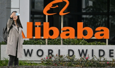Le logo d'Alibaba dans le quartier de Xuhui à Shanghai, le 22 février 2025 en Chine ( AFP / HECTOR RETAMAL )