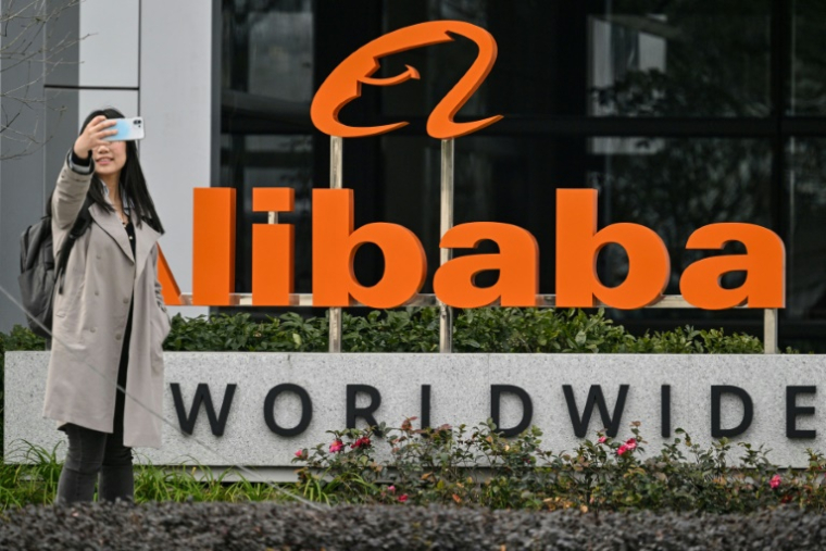 Le logo d'Alibaba dans le quartier de Xuhui à Shanghai, le 22 février 2025 en Chine ( AFP / HECTOR RETAMAL )