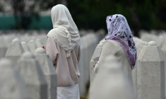 Des femmes musulmanes bosniennes parcourent le cimetière du Centre mémorial Srebrenica-Potocari, le 9 juillet 2025 ( AFP / ELVIS BARUKCIC )