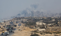De la fumée s'élève lors d'une opération militaire israélienne dans la ville de Gaza, vue depuis le centre de la bande de Gaza