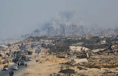 De la fumée s'élève lors d'une opération militaire israélienne dans la ville de Gaza, vue depuis le centre de la bande de Gaza