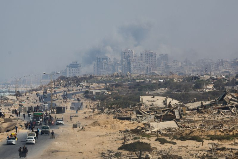 De la fumée s'élève lors d'une opération militaire israélienne dans la ville de Gaza, vue depuis le centre de la bande de Gaza