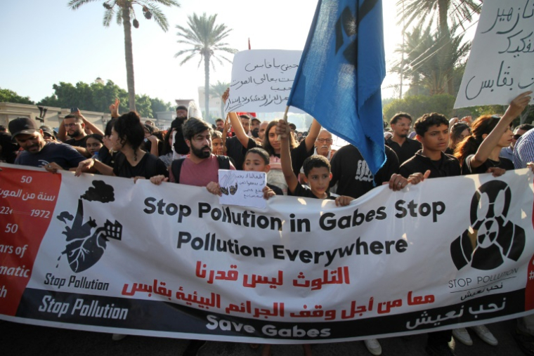 Des habitants de Gabès manifestent le 15 octobre 2025 ( AFP / Hasan MRAD )
