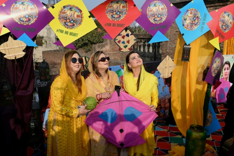 La ministre du Penjab à l'Information et à la Culture, Azma Bukhari (C), assiste au festival des cerfs-volants à Lahore le 6 février 2026 ( AFP / Arif Ali )