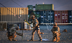 Des militaires français établissent leur camp de base au centre logistique de Cartisoara dans le cadre de l'exercice militaire Dacian Fall, le 2 novembre 2025 ( AFP / Daniel MIHAILESCU )