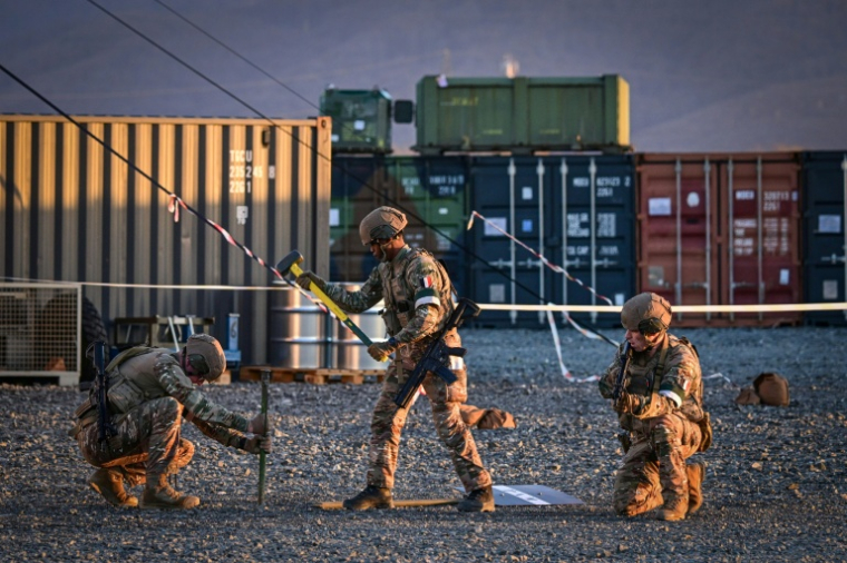 Des militaires français établissent leur camp de base au centre logistique de Cartisoara dans le cadre de l'exercice militaire Dacian Fall, le 2 novembre 2025 ( AFP / Daniel MIHAILESCU )