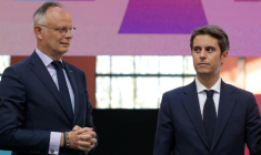(Le maire du Havre, Édouard Philippe (g), et le secrétaire général de Renaissance, Gabriel Attal, lors d'un rassemblement du parti Renaissance, à la Cité du Cinéma de Saint-Denis, au nord de Paris, le 6 avril 2025 ( AFP / Thomas SAMSON )