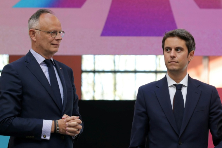 (Le maire du Havre, Édouard Philippe (g), et le secrétaire général de Renaissance, Gabriel Attal, lors d'un rassemblement du parti Renaissance, à la Cité du Cinéma de Saint-Denis, au nord de Paris, le 6 avril 2025 ( AFP / Thomas SAMSON )