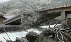 Le pont sur le Litani du village Tayr Felsay détruit, après avoir été la cible d'une frappe aérienne israélienne le 13 mars 2026 ( AFP / Kawnat HAJU )