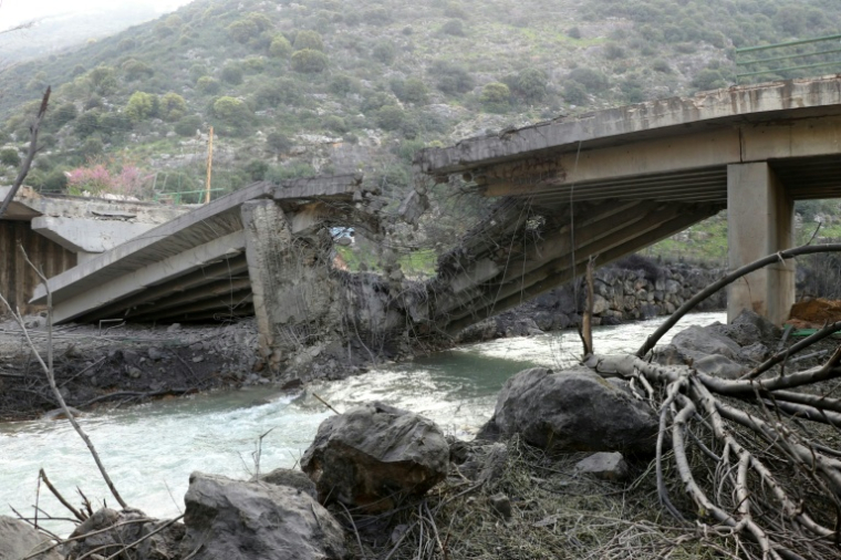 Le pont sur le Litani du village Tayr Felsay détruit, après avoir été la cible d'une frappe aérienne israélienne le 13 mars 2026 ( AFP / Kawnat HAJU )