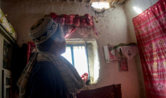 Un Afghan dans une maison endommagée dans un village du district Spin Boldak en Afghanistan le 7 novembre 2025 ( AFP / Sanaullah SEIAM )