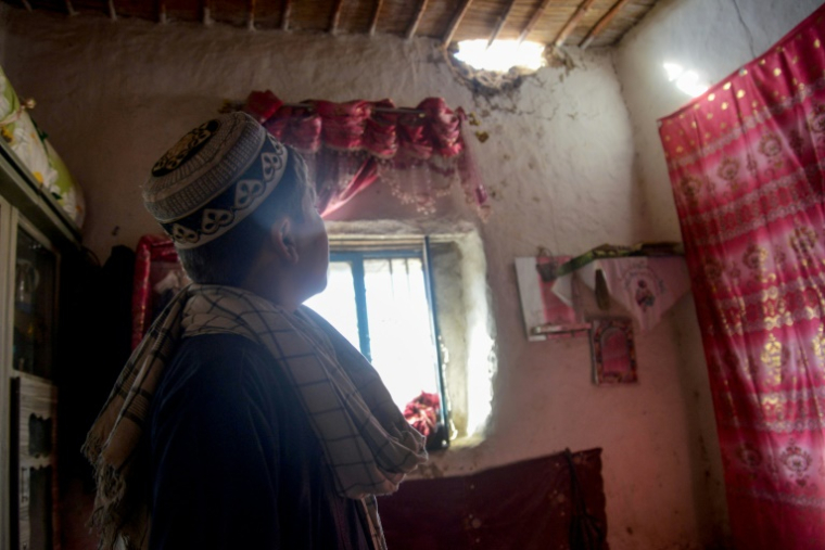 Un Afghan dans une maison endommagée dans un village du district Spin Boldak en Afghanistan le 7 novembre 2025 ( AFP / Sanaullah SEIAM )