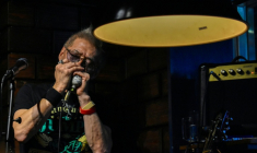 Le musicien et avocat Akihiro Shima dans un bar du quartier de Ginza, à Tokyo, le 27 décembre 2025 ( AFP / Tomohiro OSAKI )