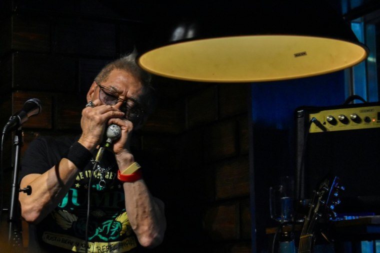 Le musicien et avocat Akihiro Shima dans un bar du quartier de Ginza, à Tokyo, le 27 décembre 2025 ( AFP / Tomohiro OSAKI )