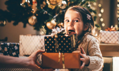 Faites plaisir à vos enfants sans vous ruiner avec des cadeaux ciblés et durables. ( crédit photo : Getty Images )