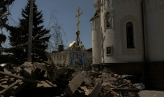 Un dôme posé à côté d'une église gravement endommagée par les bombardements à Kostiantynivka, dans la région orientale ukrainienne de Donetsk, le 18 avril 2025 ( AFP / Roman PILIPEY )