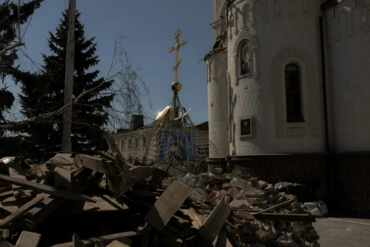 Un dôme posé à côté d'une église gravement endommagée par les bombardements à Kostiantynivka, dans la région orientale ukrainienne de Donetsk, le 18 avril 2025 ( AFP / Roman PILIPEY )