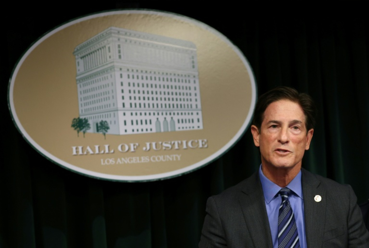 Le procureur Nathan Hochman donne une conférence de presse sur le meurtre du cinéaste américain Rob Reiner et son épouse Michele, le 16 décembre 2025 à Los Angeles ( AFP / Patrick T. Fallon )