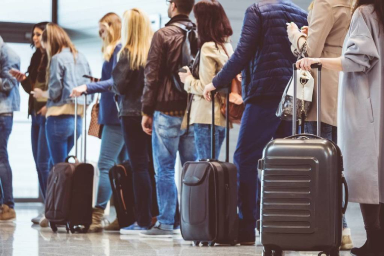 Comment passer moins de temps dans les queues de l'aéroport ? / iStock.com - izusek