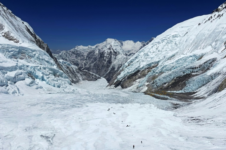Des alpinistes sur le glacier Khumbu lors de leur ascension vers le sommet de l'Everest, le 3 mai 2024 au Népal ( AFP / Tsering Pemba Sherpa )