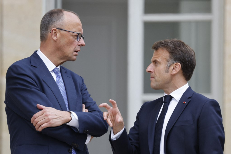 Friedrich Merz et Emmanuel Macron, le 7 mai 2025, à Paris ( POOL / LUDOVIC MARIN )