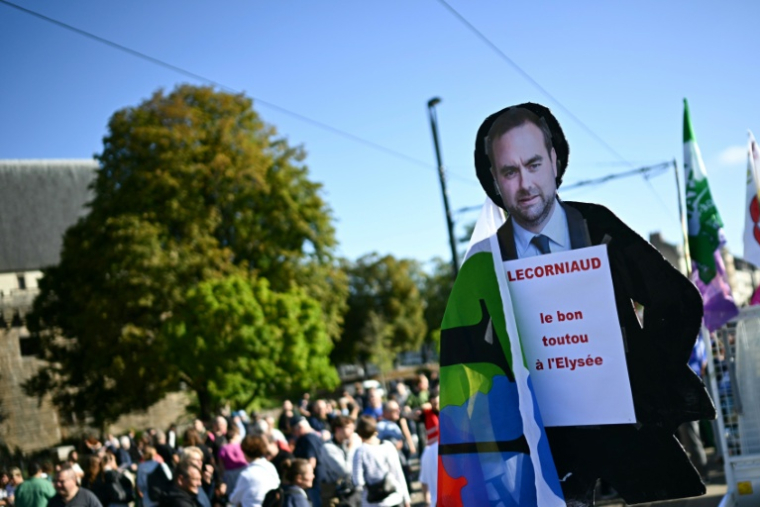 Des manifestants brandissent une pancarte représentant le nouveau Premier ministre, Sébastien Lecornu, lors d'une manifestation à Nantes à l'appel des syndicats, pour un autre budget, le 18 septembre 2025 ( AFP / Loic VENANCE )