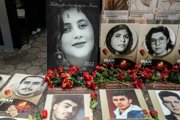 Une photo de Mahsa Amini lors d'une manifestation contre les dirigeants iraniens, devant le siège des Nations unies, le 24 septembre 2024 à New York ( GETTY IMAGES NORTH AMERICA / STEPHANIE KEITH )