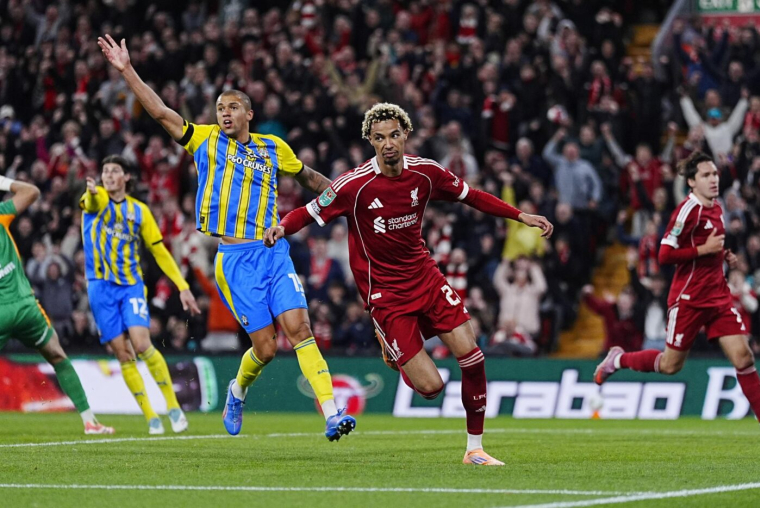 Hugo Ekitike sanctionné par Liverpool après son carton rouge