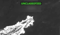 Capture d'écran d'une vidéo postée sur X par le ministre américain de la Défense Pete Hegseth le 6 novembre 2025 montrant selon lui une frappe aérienne sur un bateau accusé de narcotrafic ( US Secretary of Defense Pete Hegseth's X Account / Handout )