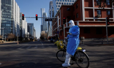 Un agent de santé en tenue de protection à Pékin